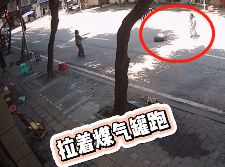 液化氣罐：大姨，請(qǐng)你尊重我，咱不帶這樣式兒的